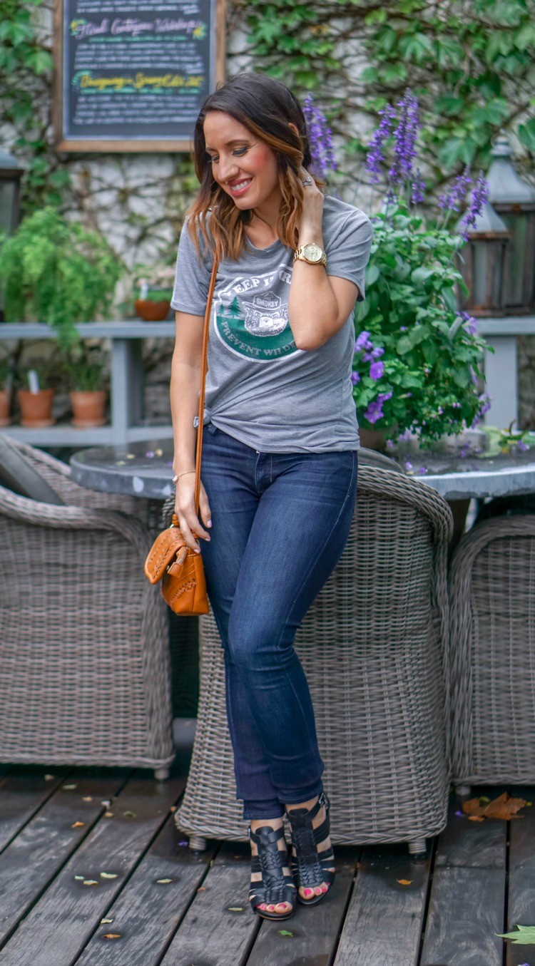 Grey Graphic T-Shirt, Dark Skinny jeans. and black open toe heel