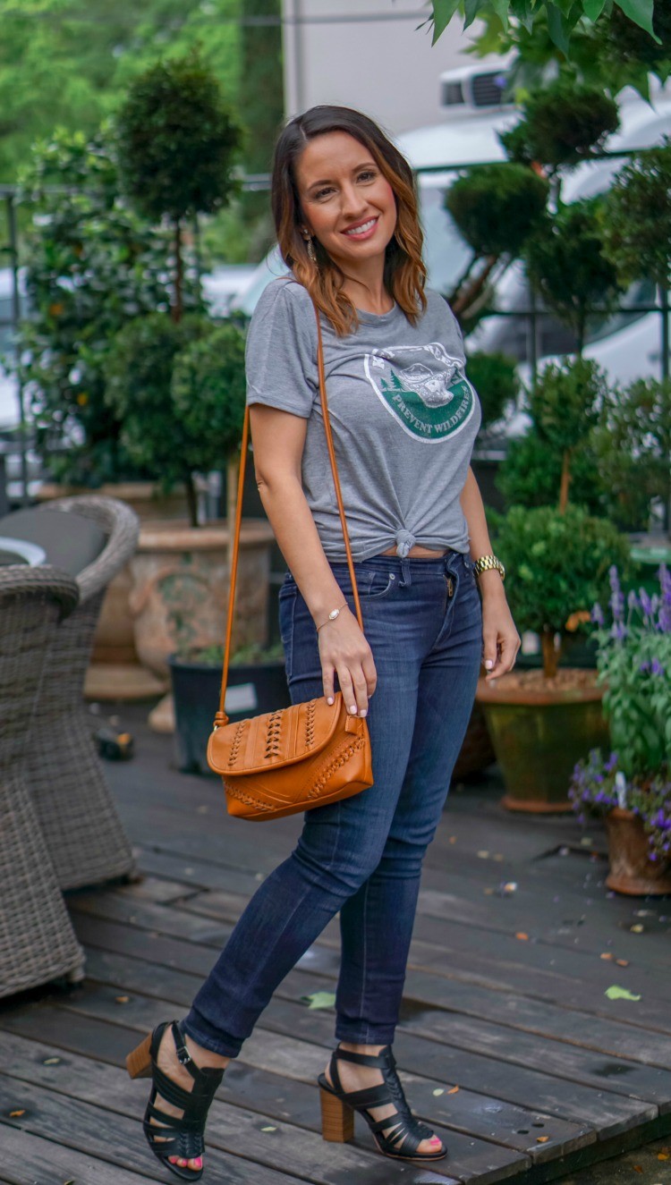 Knotted graphic tee, dark skinny jeans, and black opentoe block heels